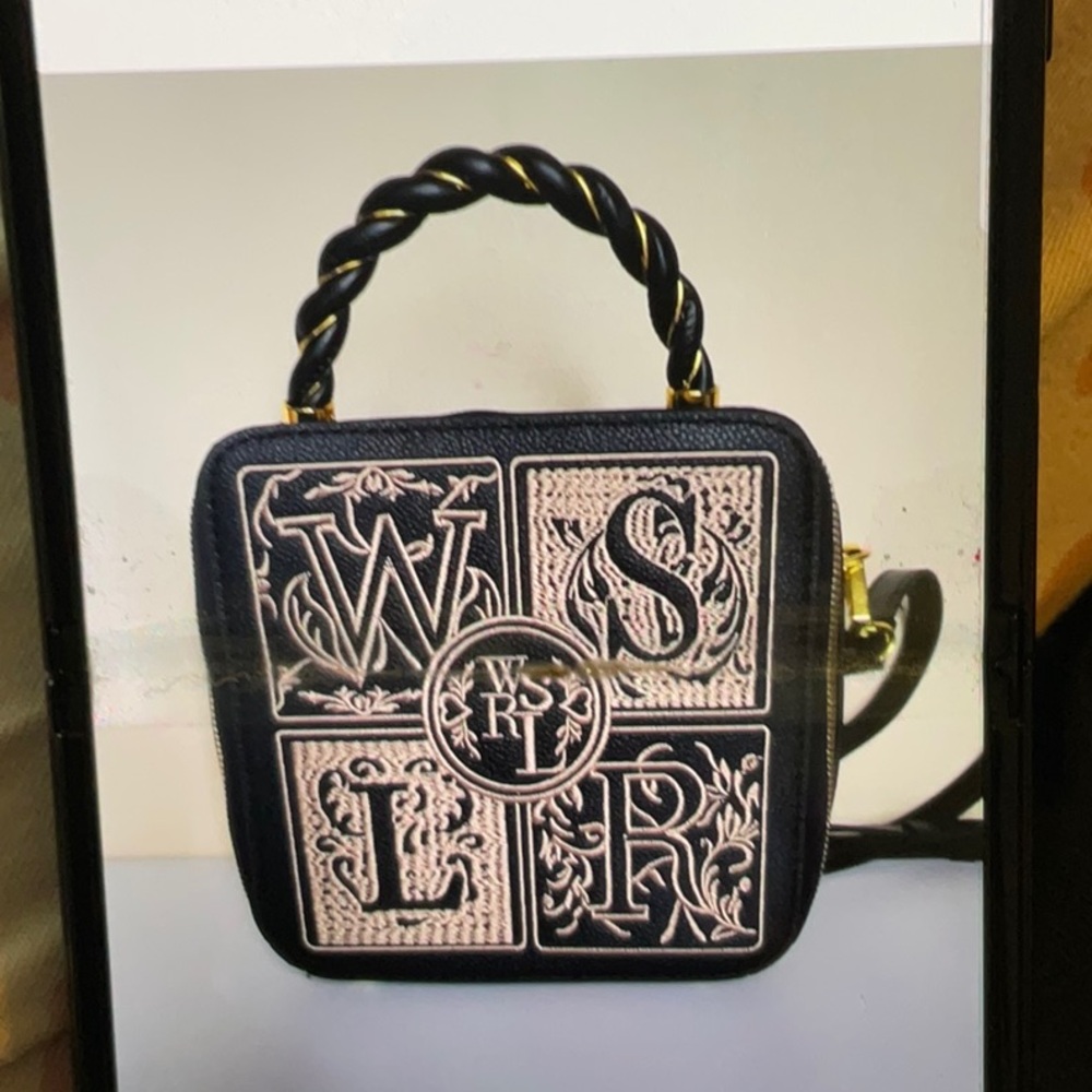 New square crossbody